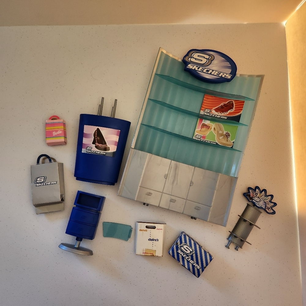 2005 My Scene Mall Maniacs Skechers Shoe Store Playset Pieces Parts Shoe Box - Picture 1 of 7